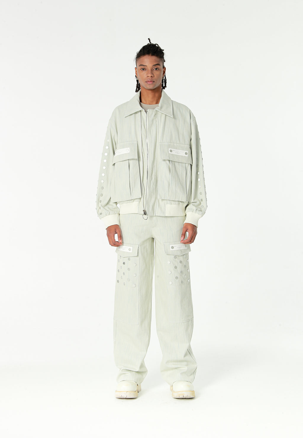 Chaqueta bomber vaquera con grandes bolsillos frontales y botones MWM en las mangas | MWM [PS_COLORS:ECRU-BLUE]