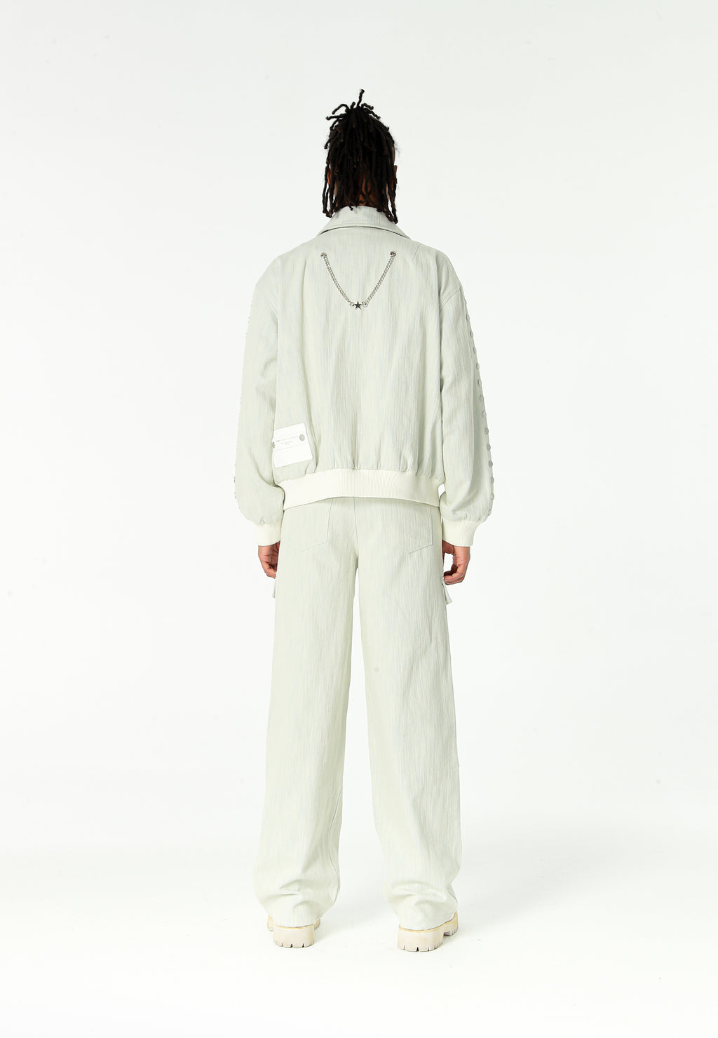 Chaqueta bomber vaquera con grandes bolsillos frontales y botones MWM en las mangas | MWM [PS_COLORS:ECRU-BLUE]