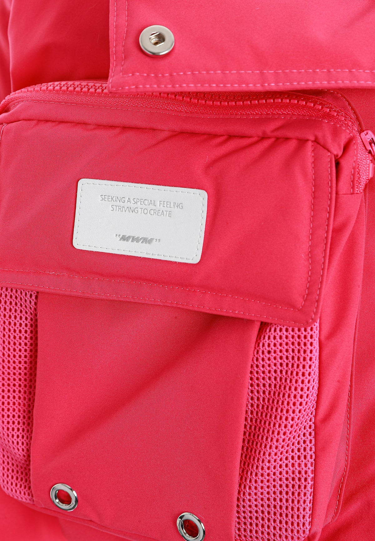 Abrigo puffer corto con multibolsillos técnicos y capucha | MWM [PS_COLORS:FUCHSIA]