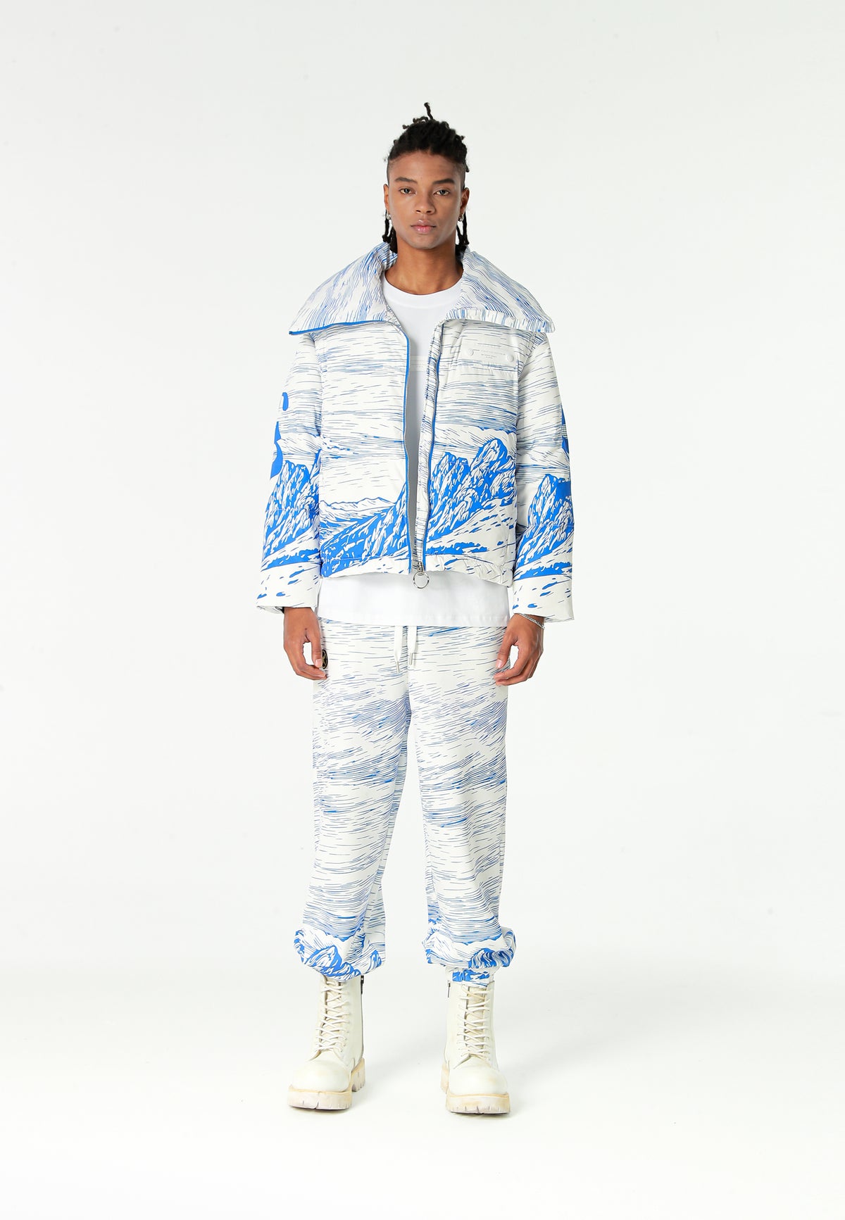 Abrigo puffer con paisaje full-print y cuello alto | MWM [PS_COLORS:BLUE]