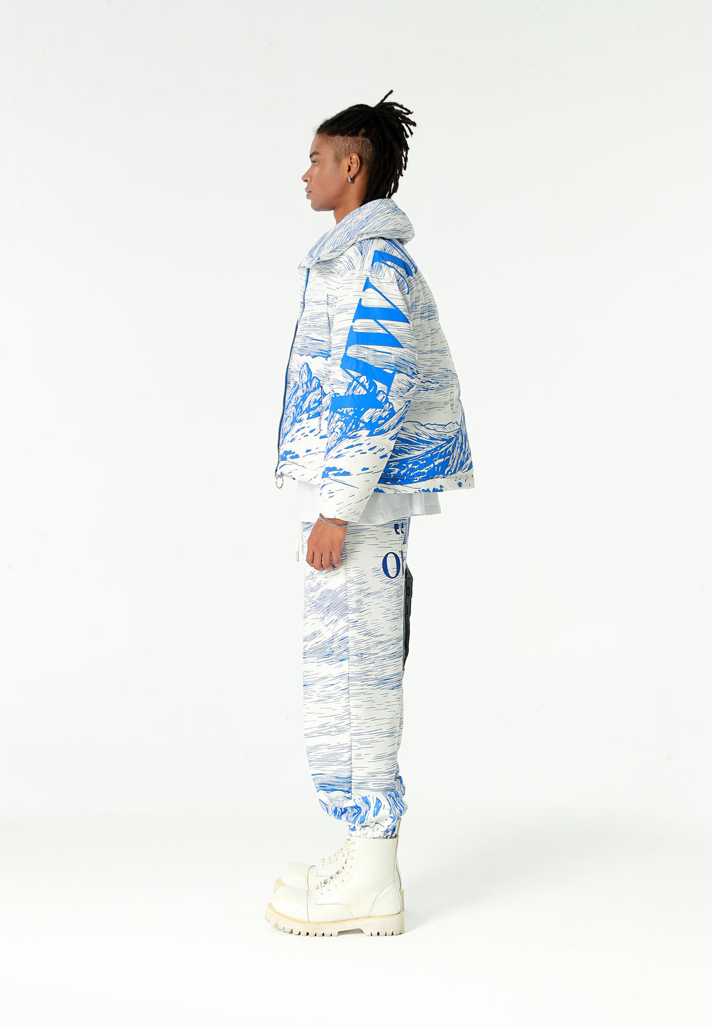 Abrigo puffer con paisaje full-print y cuello alto | MWM [PS_COLORS:BLUE]