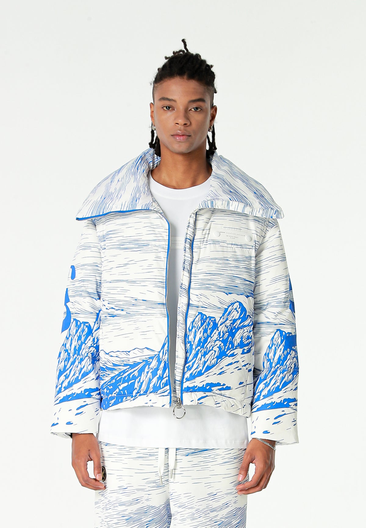 Abrigo puffer con paisaje full-print y cuello alto | MWM [PS_COLORS:BLUE]