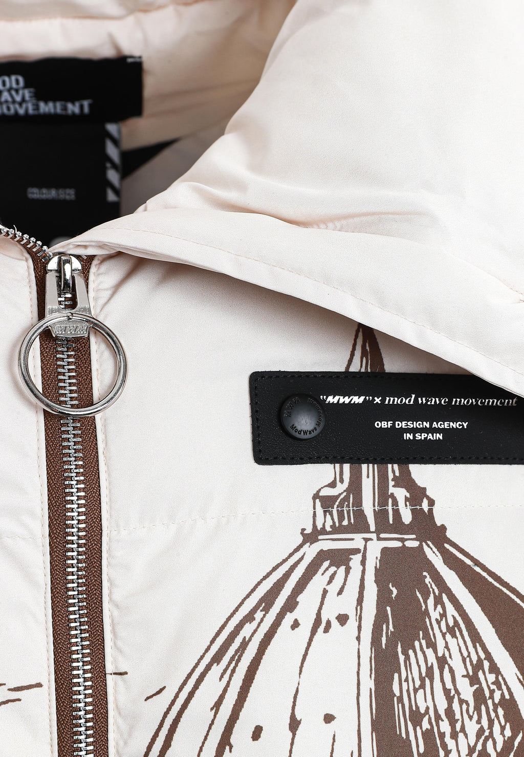 Abrigo puffer con paisaje full-print y cuello alto | MWM [PS_COLORS:BROWN]