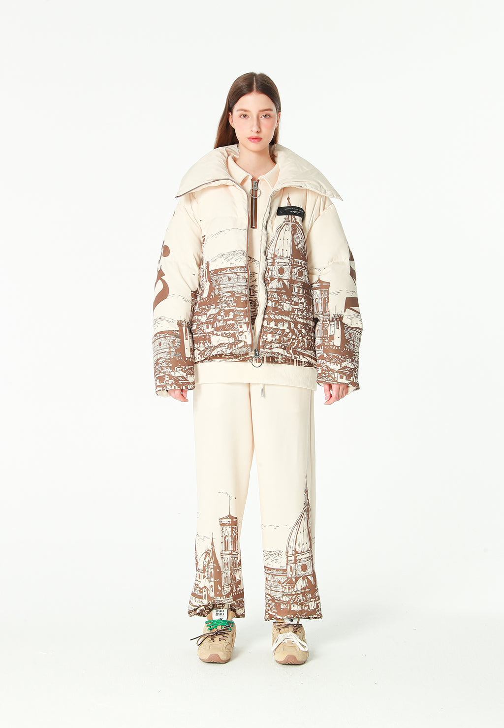 Abrigo puffer con paisaje full-print y cuello alto | MWM [PS_COLORS:BROWN]