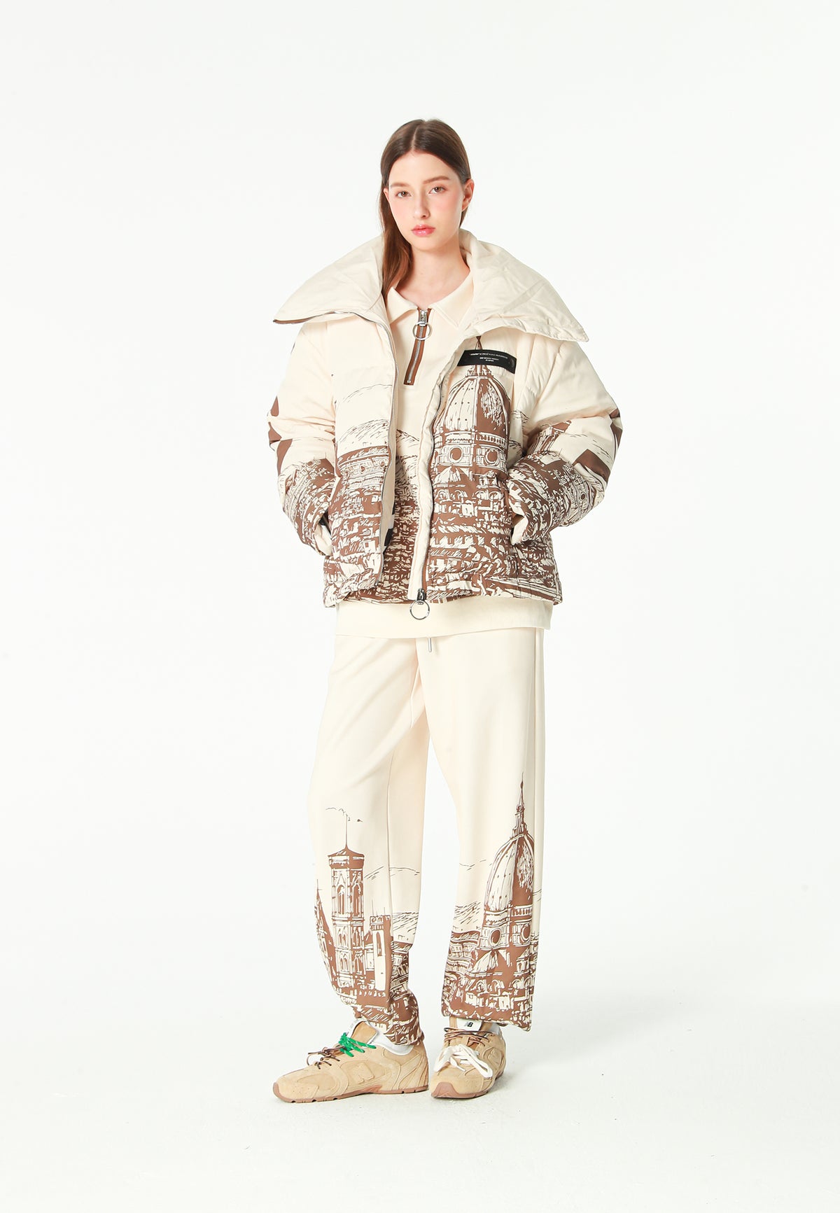 Abrigo puffer con paisaje full-print y cuello alto | MWM [PS_COLORS:BROWN]