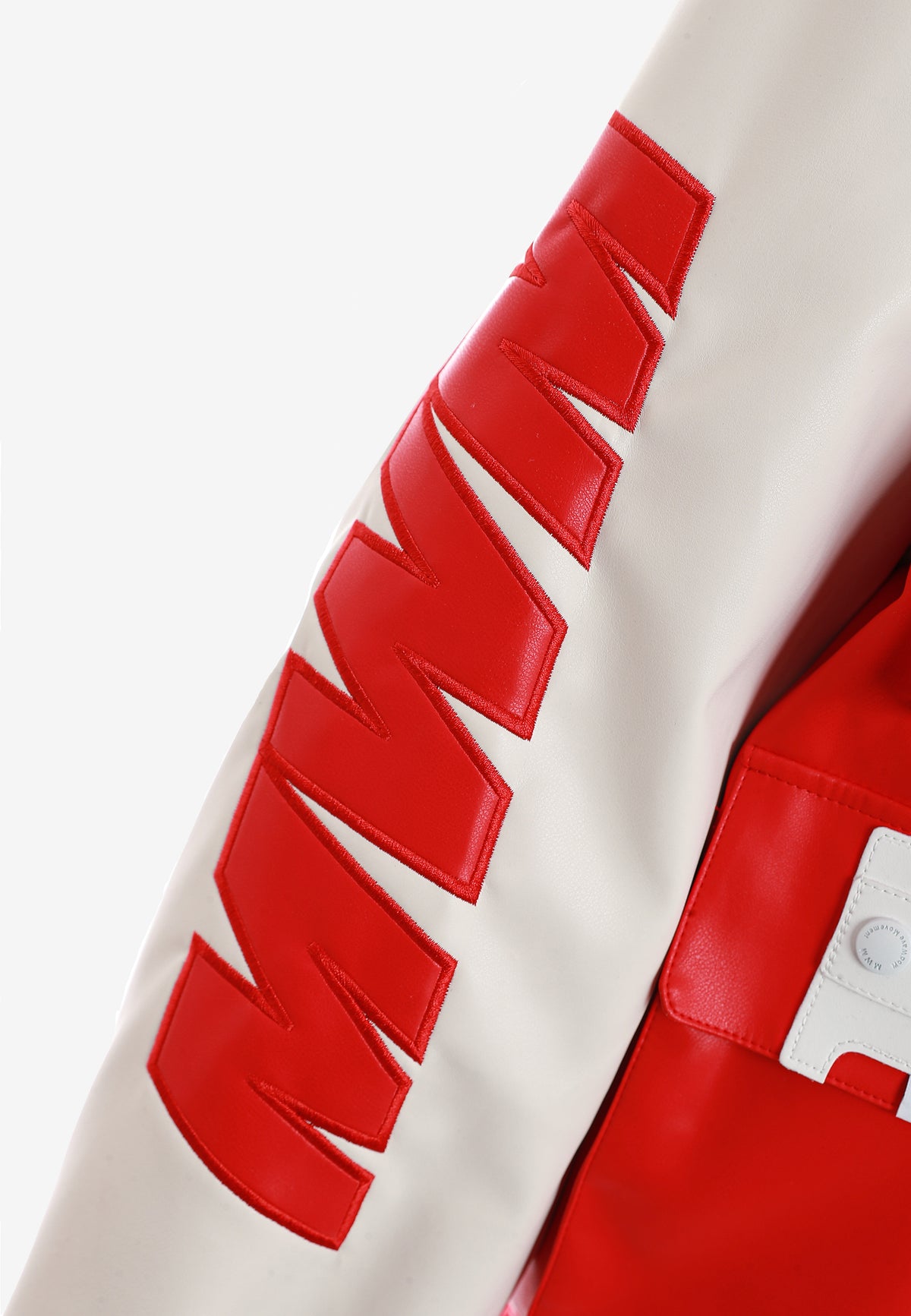 Chaqueta Iconic Logos efecto piel colorblock con cuello alto y cuatro bolsillos | MWM [PS_COLORS:RED]