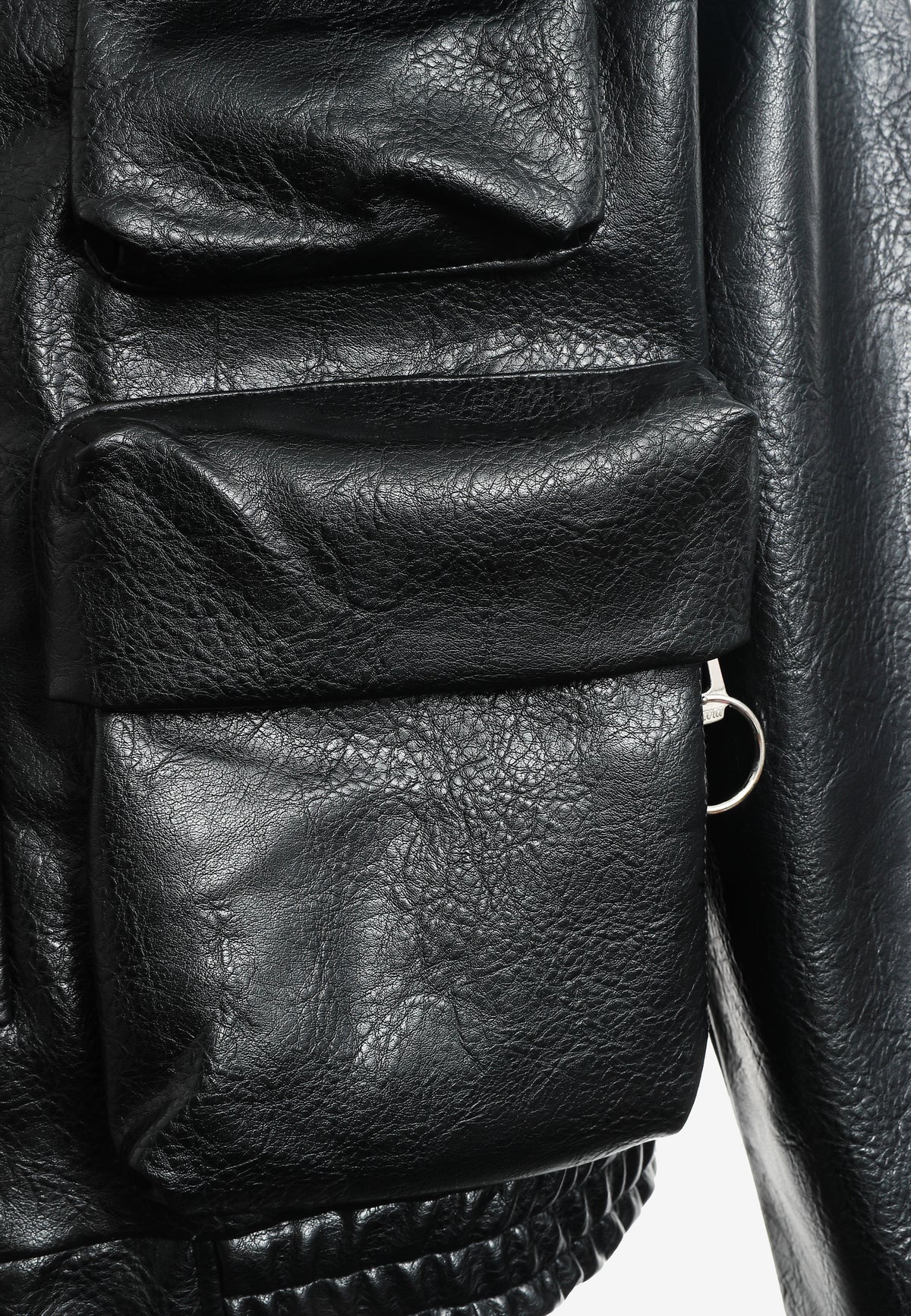 Chaqueta corta efecto piel con bolsillos en relieve | MWM [PS_COLORS:BLACK]