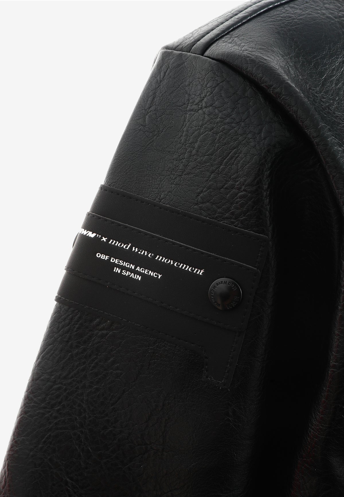 Chaqueta corta efecto piel con bolsillos en relieve | MWM [PS_COLORS:BLACK]