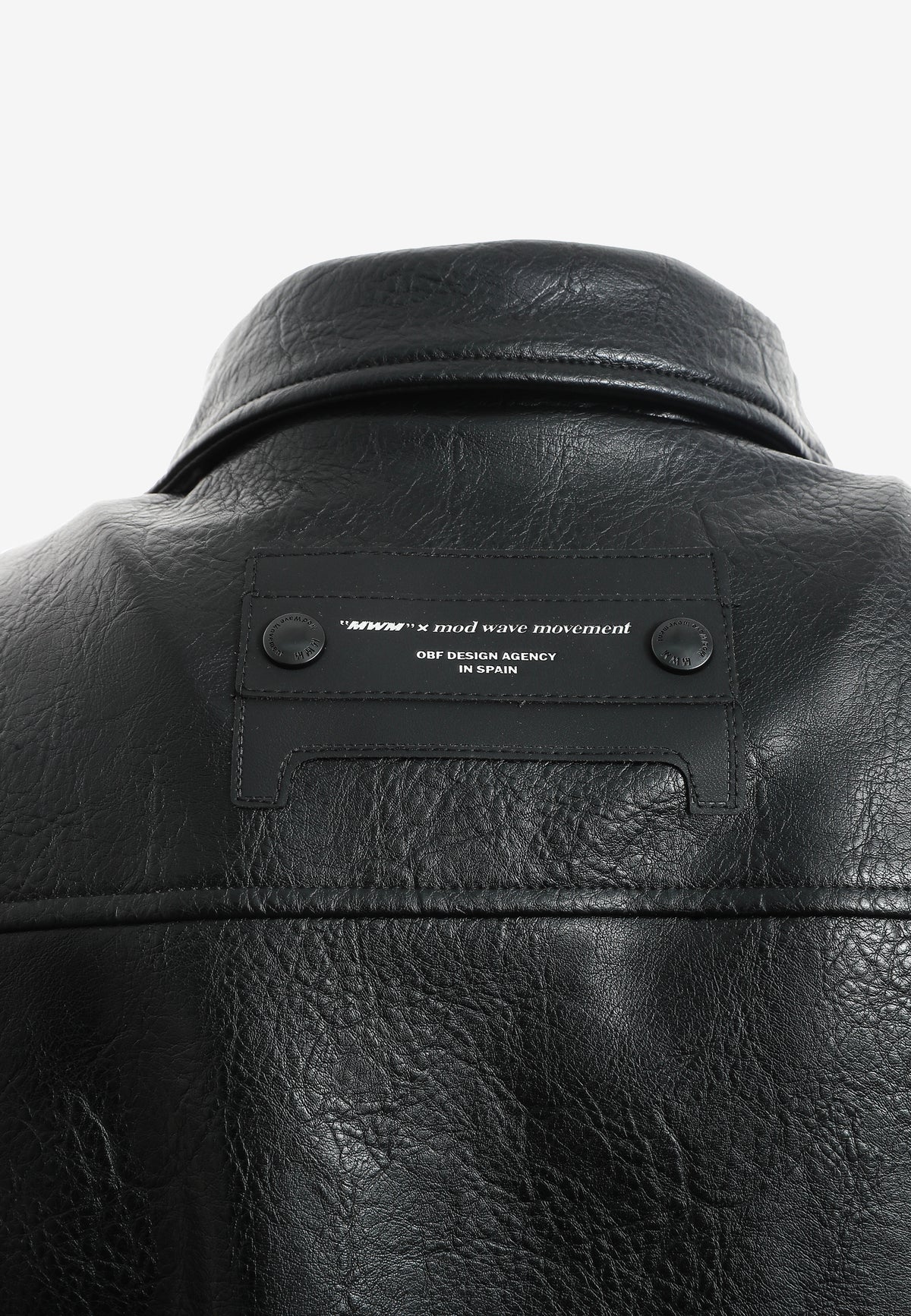 Chaqueta corta efecto piel con bolsillos en relieve | MWM [PS_COLORS:BLACK]
