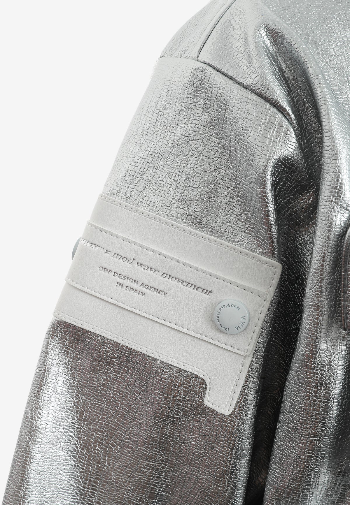 Chaqueta corta efecto piel con bolsillos en relieve | MWM [PS_COLORS:SILVER]