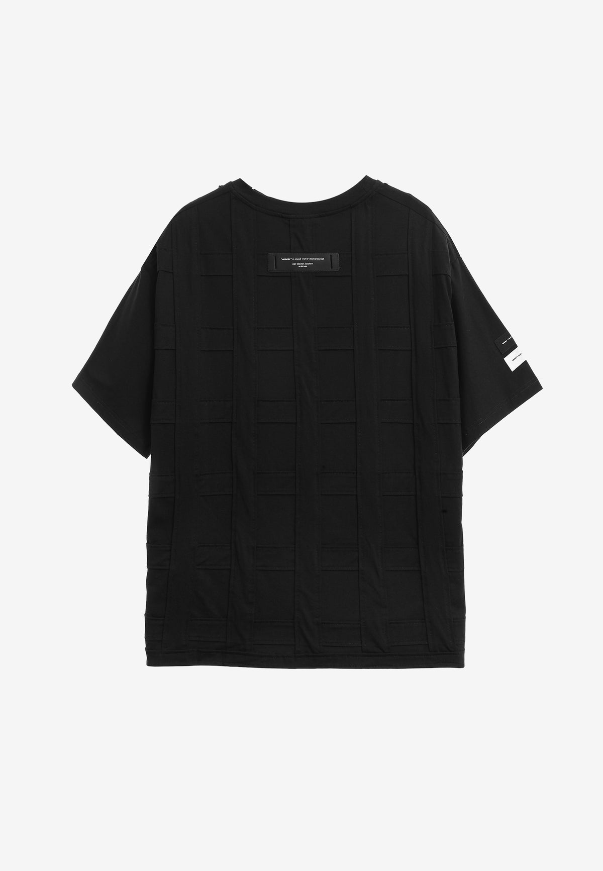Camiseta de corte relajado con diseño entrelazado y tachuelas en los hombros | MWM [PS_COLORS:BLACK]