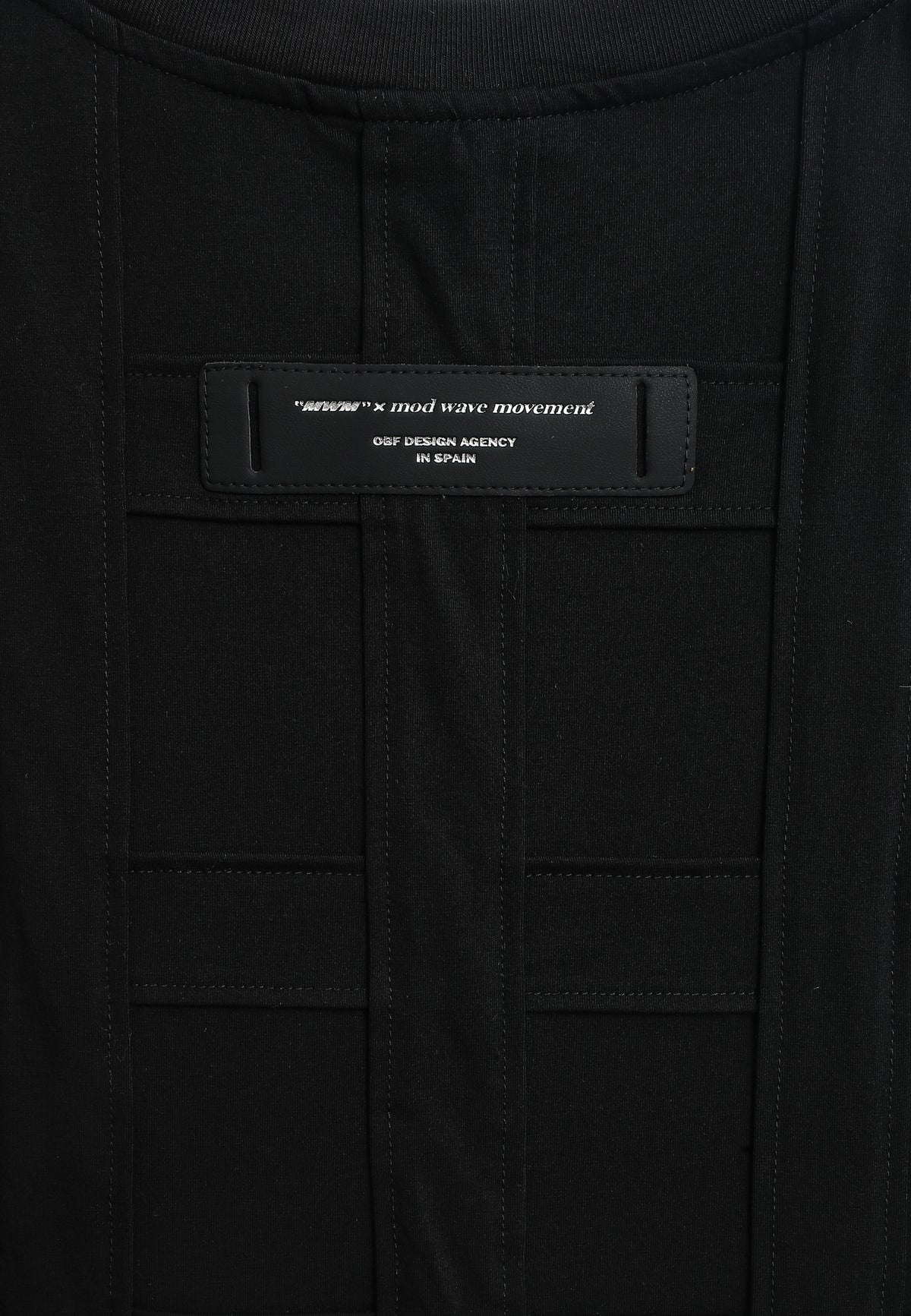 Camiseta de corte relajado con diseño entrelazado y tachuelas en los hombros | MWM [PS_COLORS:BLACK]