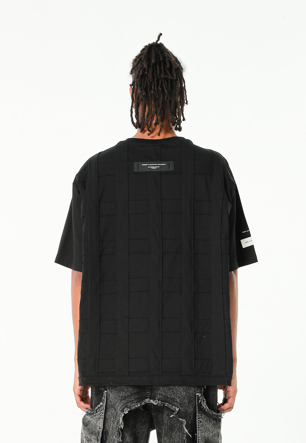 Camiseta de corte relajado con diseño entrelazado y tachuelas en los hombros | MWM [PS_COLORS:BLACK]