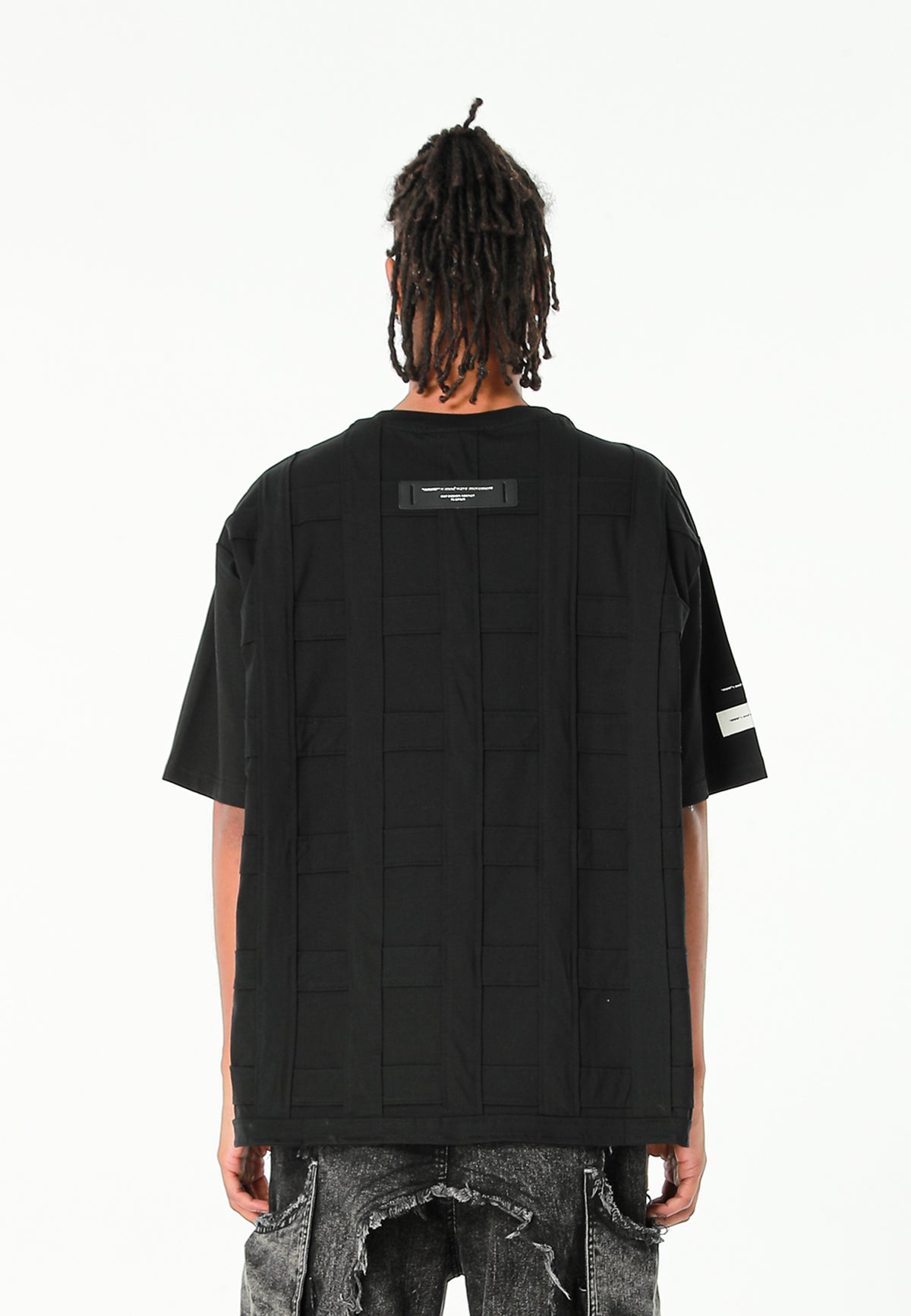 Camiseta de corte relajado con diseño entrelazado y tachuelas en los hombros | MWM [PS_COLORS:BLACK]