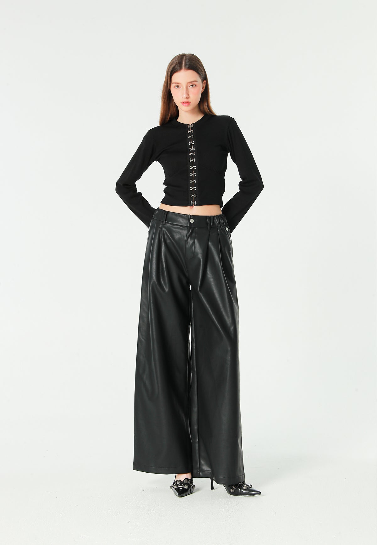 Pantalón de pierna ancha efecto piel con botones metálicos laterales | MWM [PS_COLORS:BLACK]