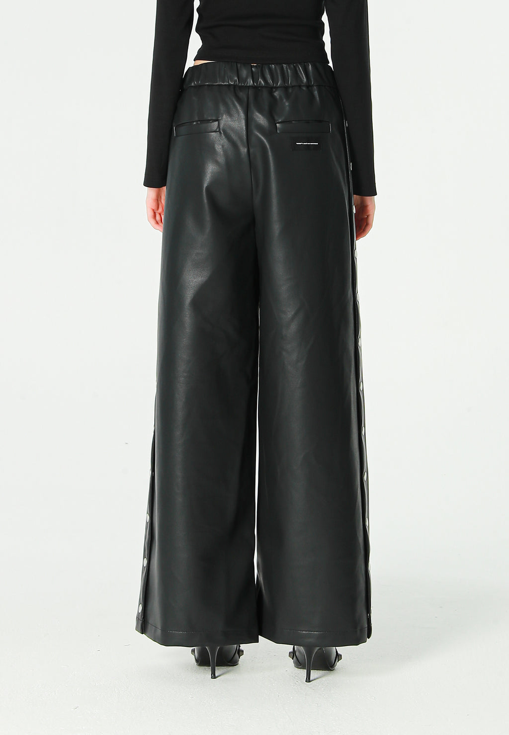 Pantalón de pierna ancha efecto piel con botones metálicos laterales | MWM [PS_COLORS:BLACK]