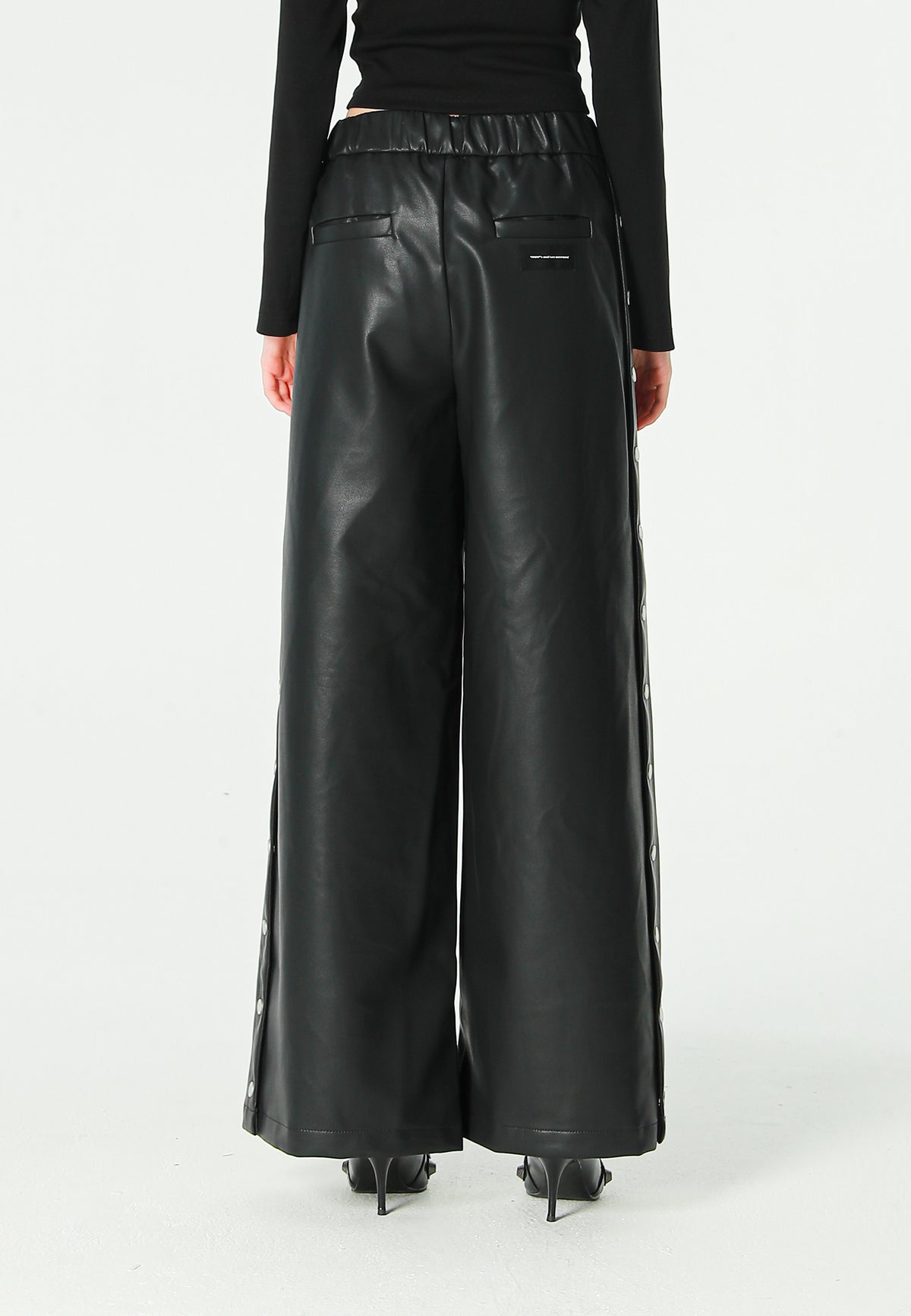 Pantalón de pierna ancha efecto piel con botones metálicos laterales | MWM [PS_COLORS:BLACK]