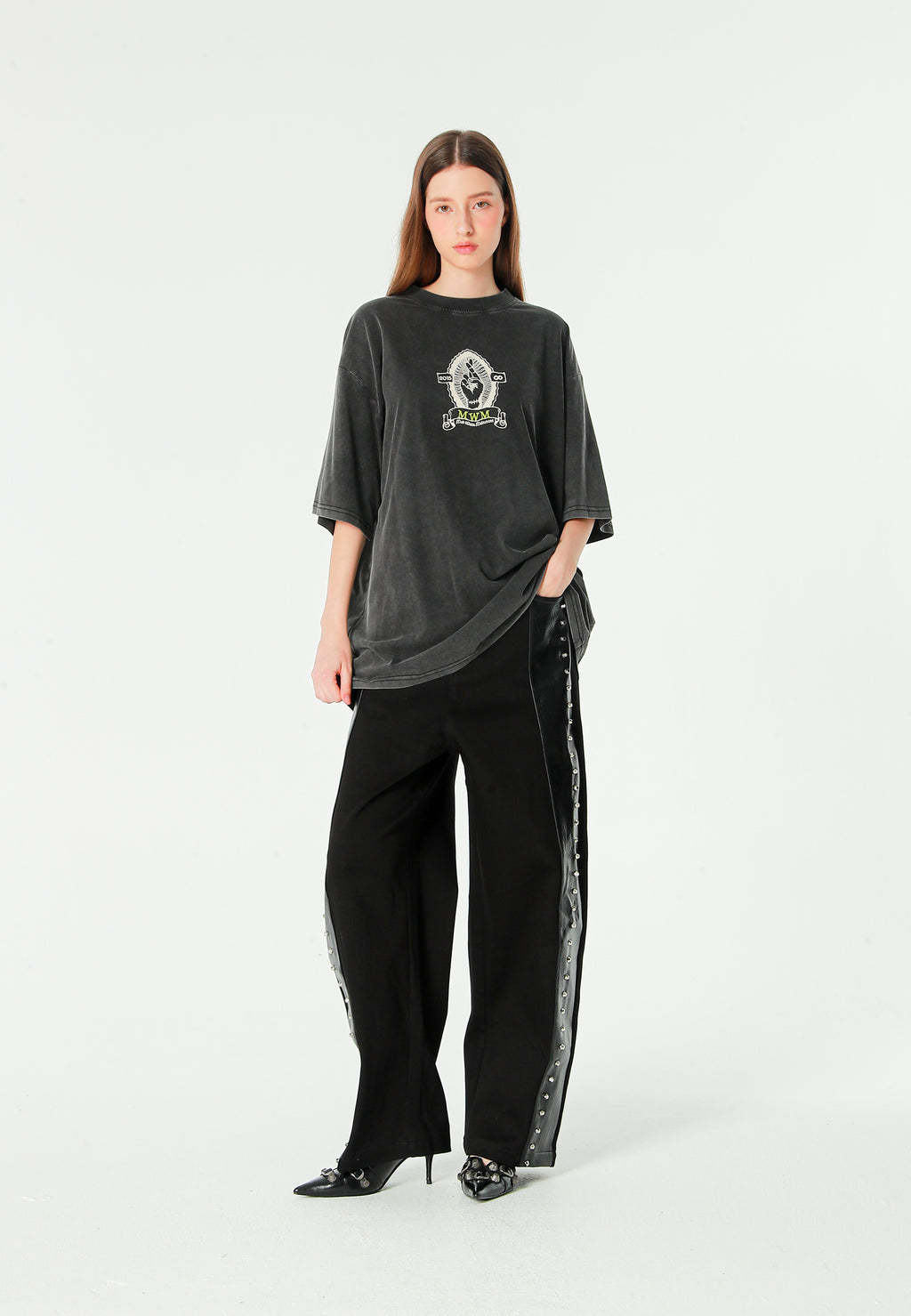 Camiseta de corte regular lavada con logo infinito y cruz bordada | MWM [PS_COLORS:BLACK]