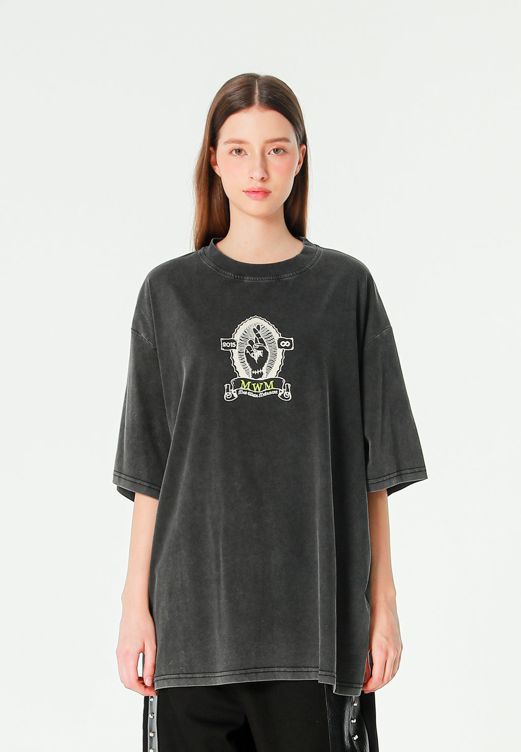 Camiseta de corte regular lavada con logo infinito y cruz bordada | MWM [PS_COLORS:BLACK]