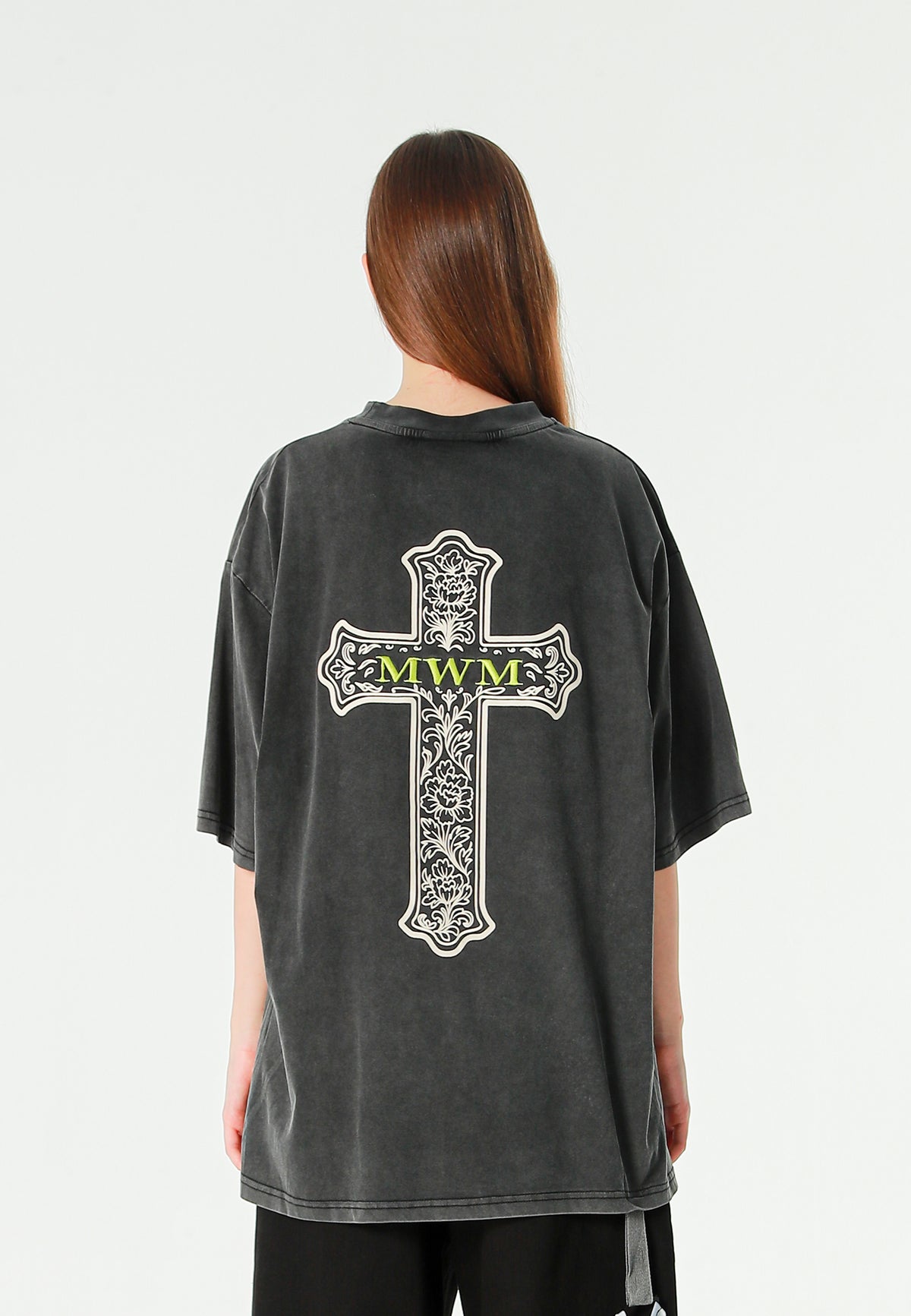 Camiseta de corte regular lavada con logo infinito y cruz bordada | MWM [PS_COLORS:BLACK]