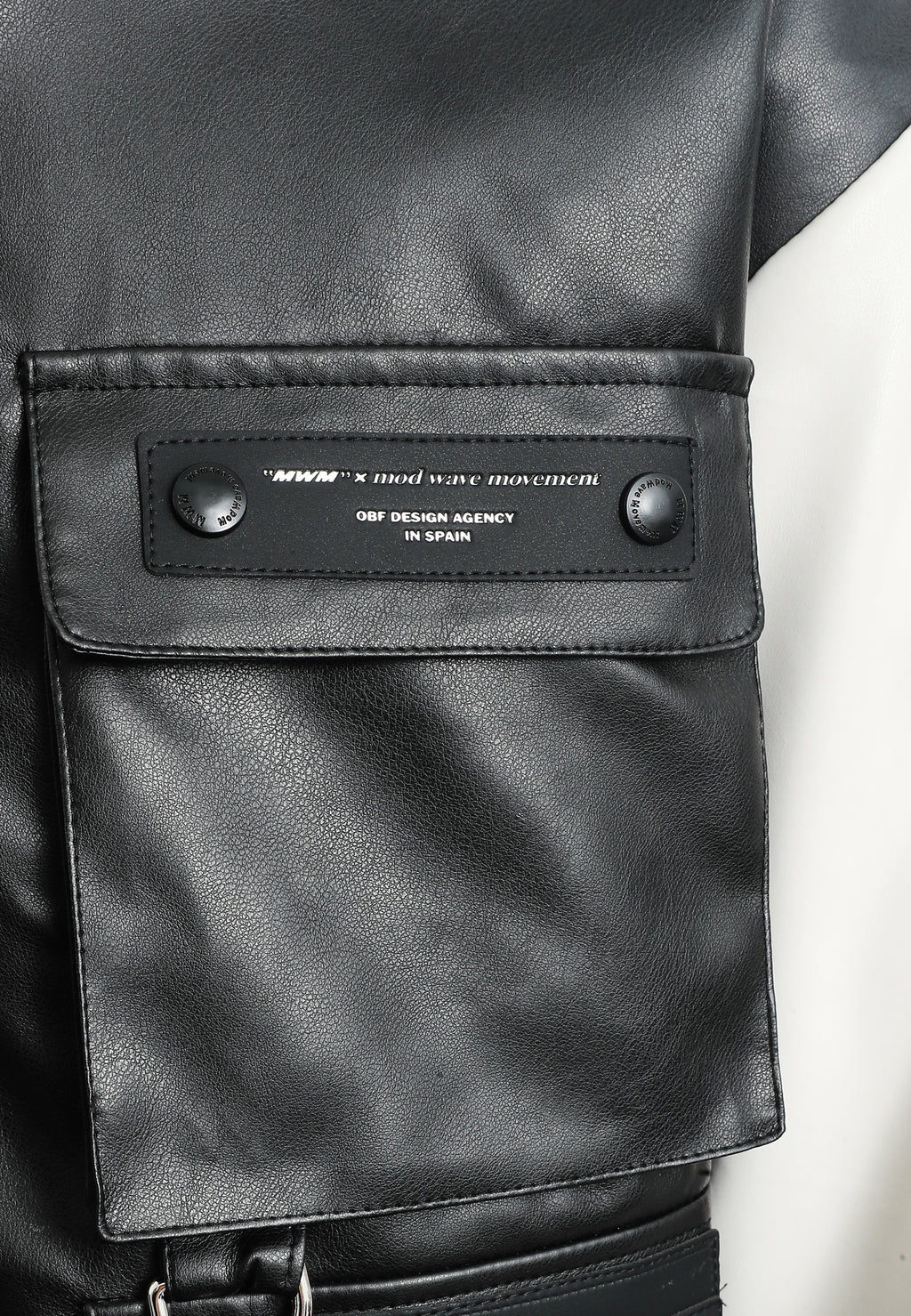 Chaqueta Iconic Logos efecto piel colorblock con cuello alto y cuatro bolsillos | MWM [PS_COLORS:BLACK]