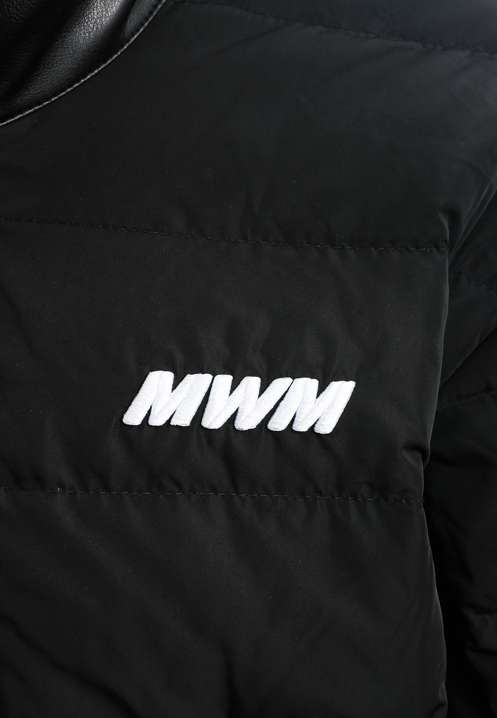 Chaqueta Iconic Logos efecto piel colorblock con cuello alto y cuatro bolsillos | MWM [PS_COLORS:BLACK]