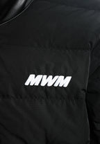 Chaqueta Iconic Logos efecto piel colorblock con cuello alto y cuatro bolsillos | MWM [PS_COLORS:BLACK]