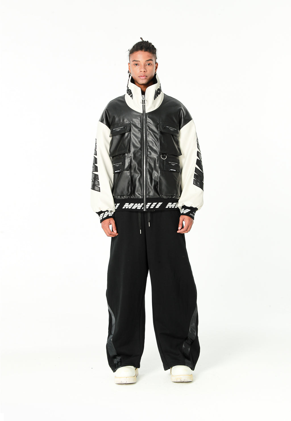 Chaqueta Iconic Logos efecto piel colorblock con cuello alto y cuatro bolsillos | MWM [PS_COLORS:BLACK]