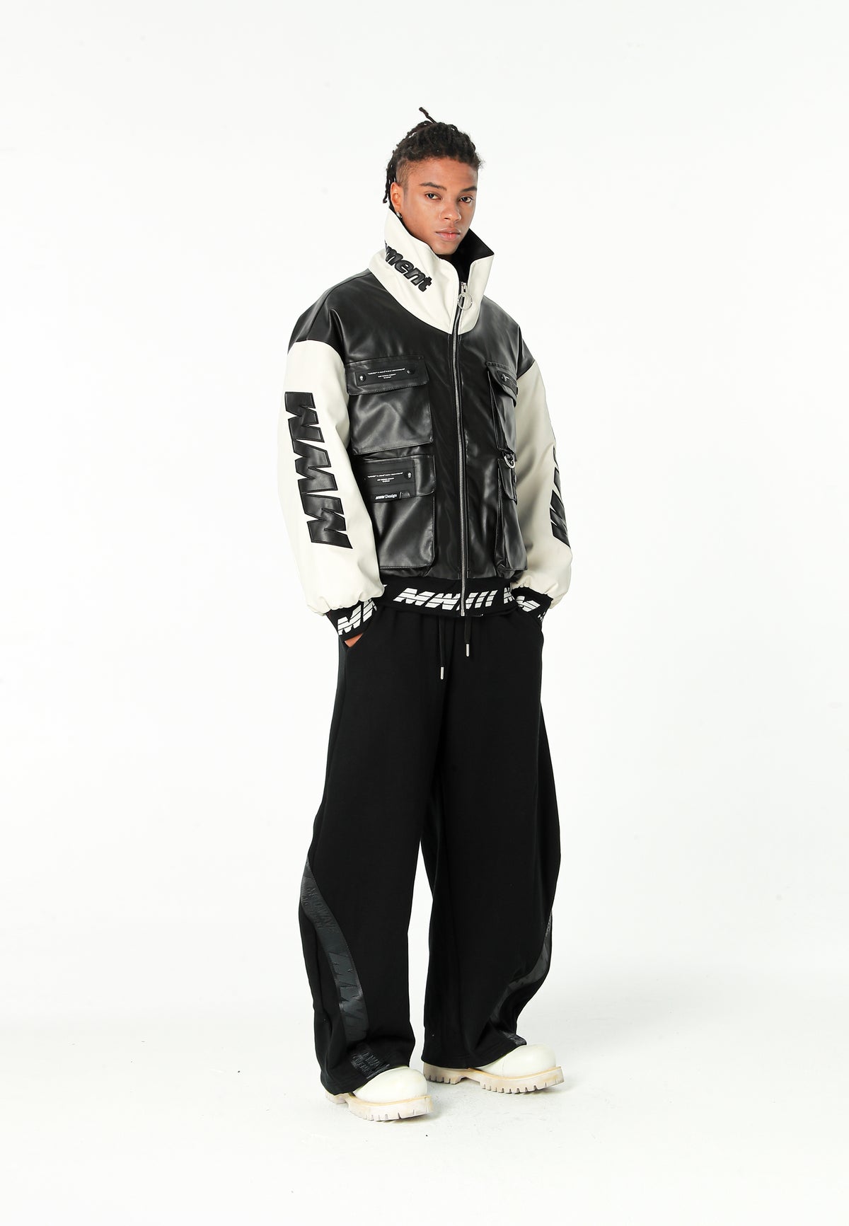 Chaqueta Iconic Logos efecto piel colorblock con cuello alto y cuatro bolsillos | MWM [PS_COLORS:BLACK]