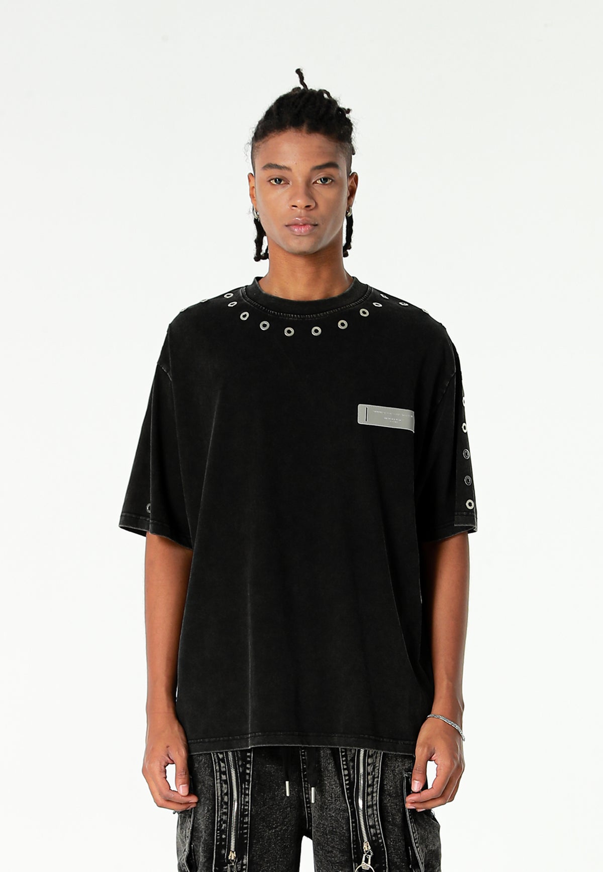 Camiseta Vanguard Dogs de corte regular con tachuelas en cuello y hombros | MWM [PS_COLORS:BLACK]