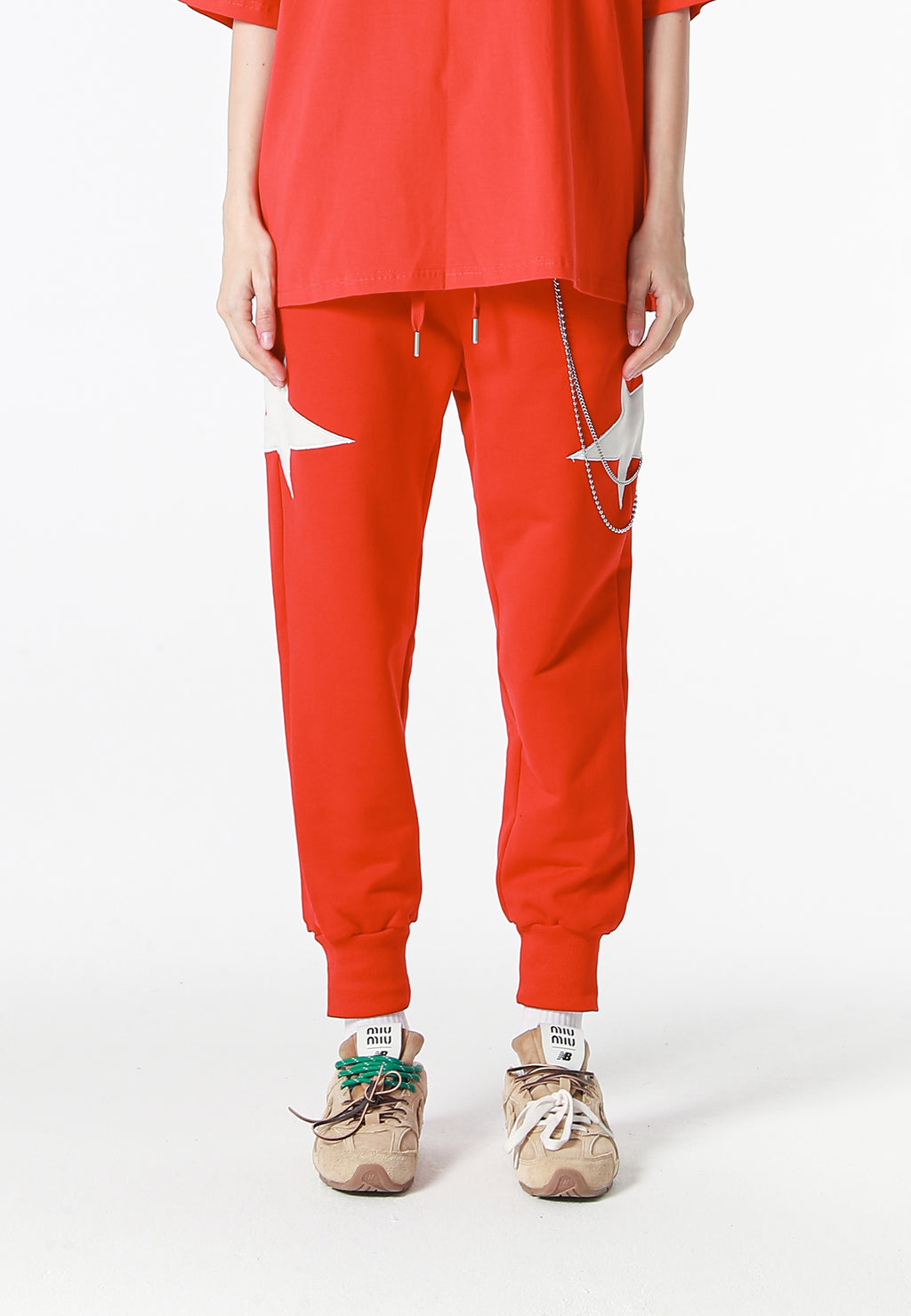 Pantalón jogger Wings con parches de estrellas y cadena lateral | MWM [PS_COLORS:RED]