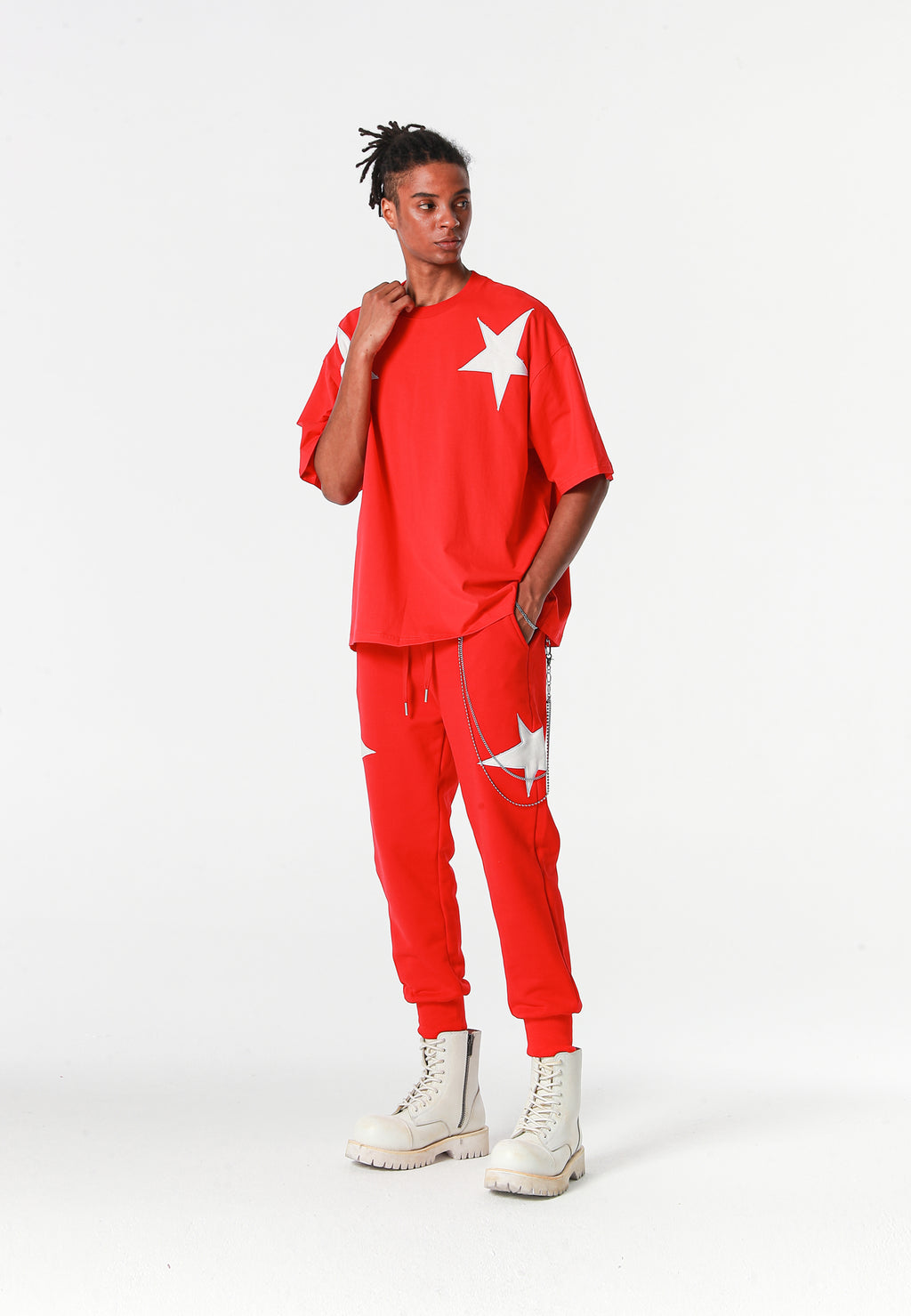 Pantalón jogger Wings con parches de estrellas y cadena lateral | MWM [PS_COLORS:RED]