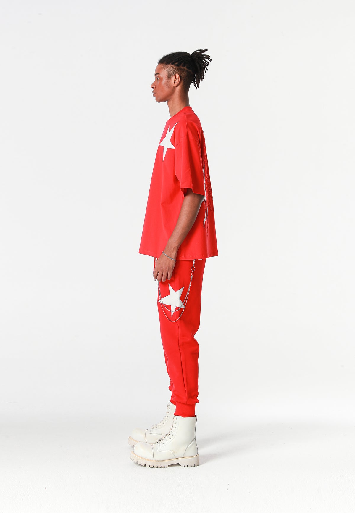 Pantalón jogger Wings con parches de estrellas y cadena lateral | MWM [PS_COLORS:RED]