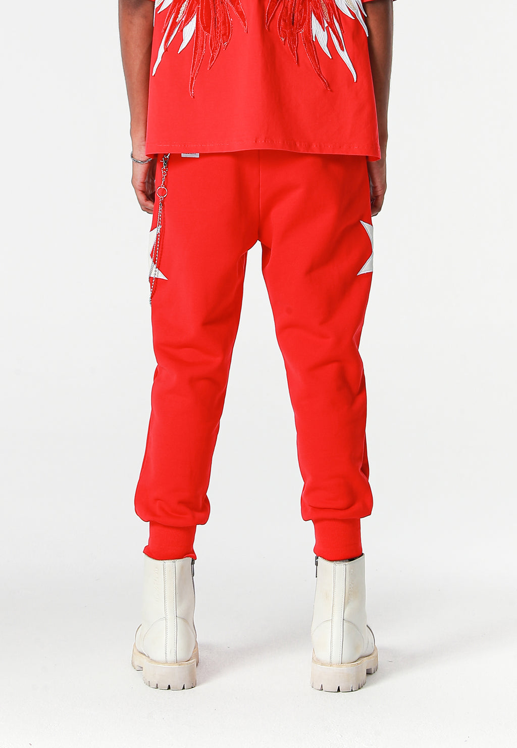 Pantalón jogger Wings con parches de estrellas y cadena lateral | MWM [PS_COLORS:RED]