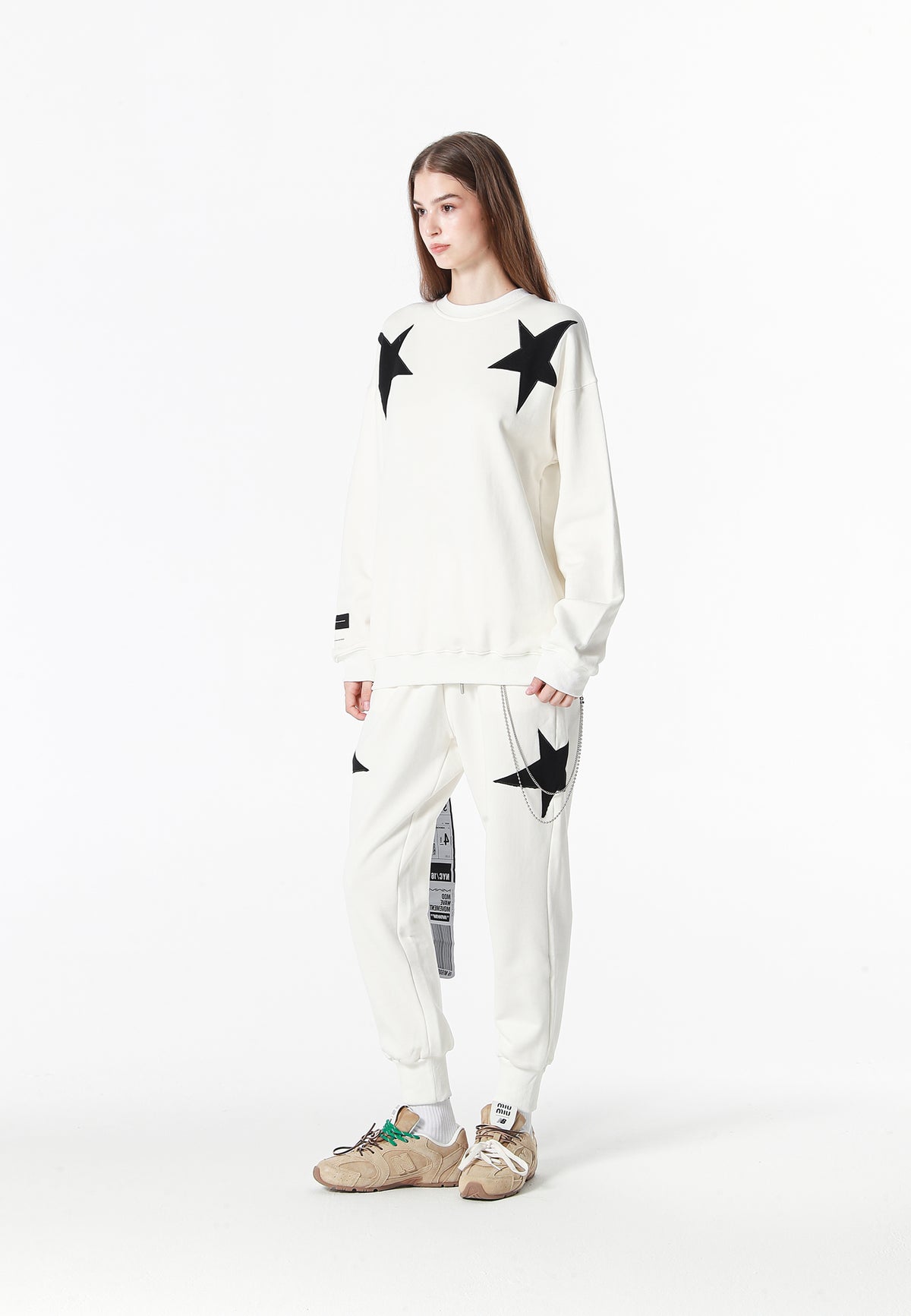 Pantalón jogger Wings con parches de estrellas y cadena lateral | MWM [PS_COLORS:WHITE]