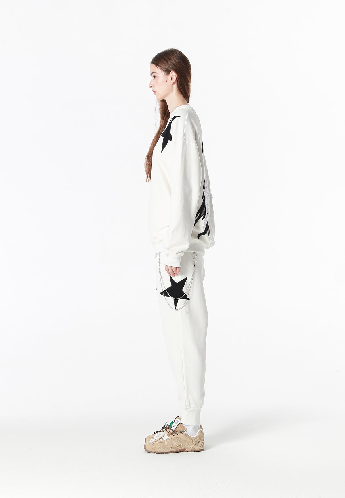 Pantalón jogger Wings con parches de estrellas y cadena lateral | MWM [PS_COLORS:WHITE]