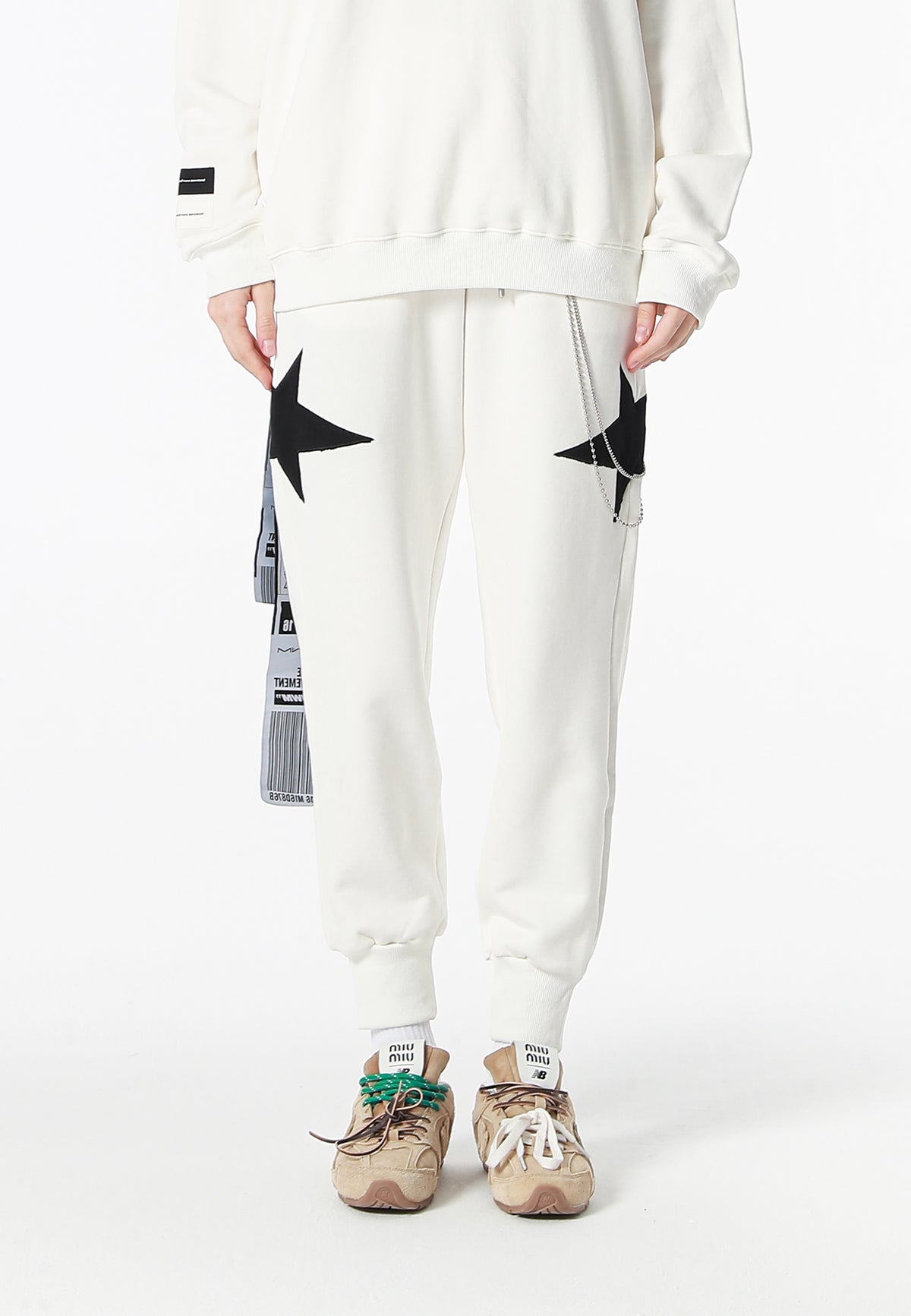 Pantalón jogger Wings con parches de estrellas y cadena lateral | MWM [PS_COLORS:WHITE]