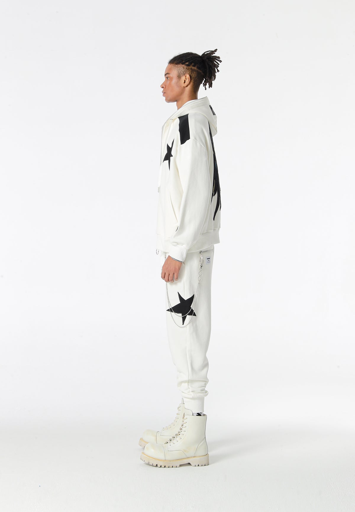 Pantalón jogger Wings con parches de estrellas y cadena lateral | MWM [PS_COLORS:WHITE]