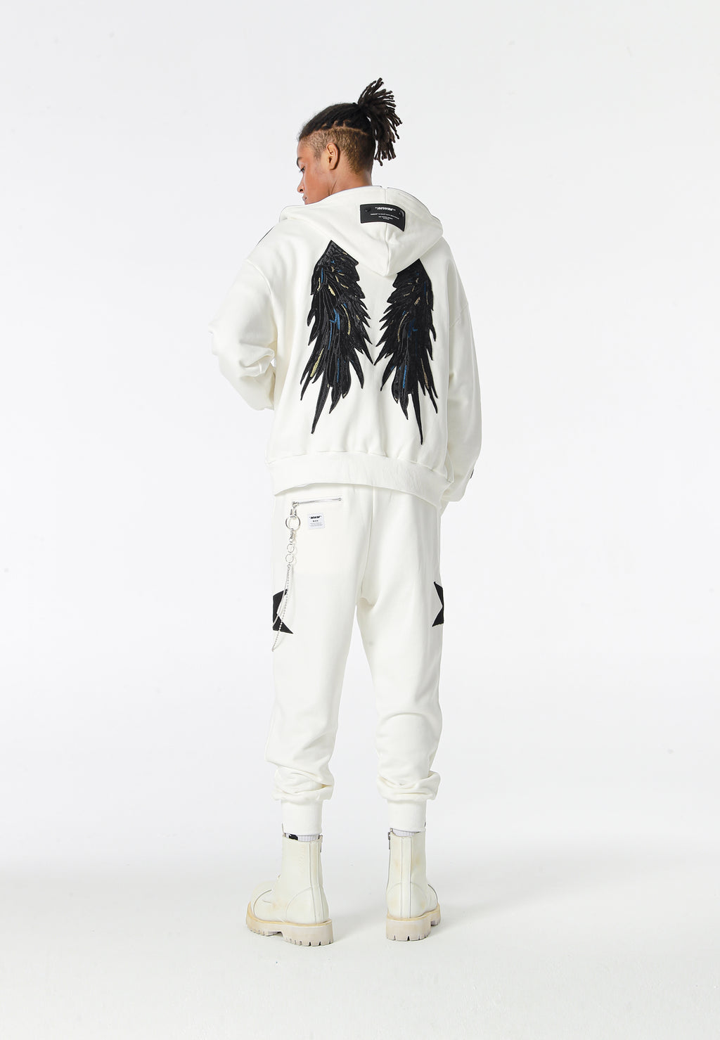 Pantalón jogger Wings con parches de estrellas y cadena lateral | MWM [PS_COLORS:WHITE]