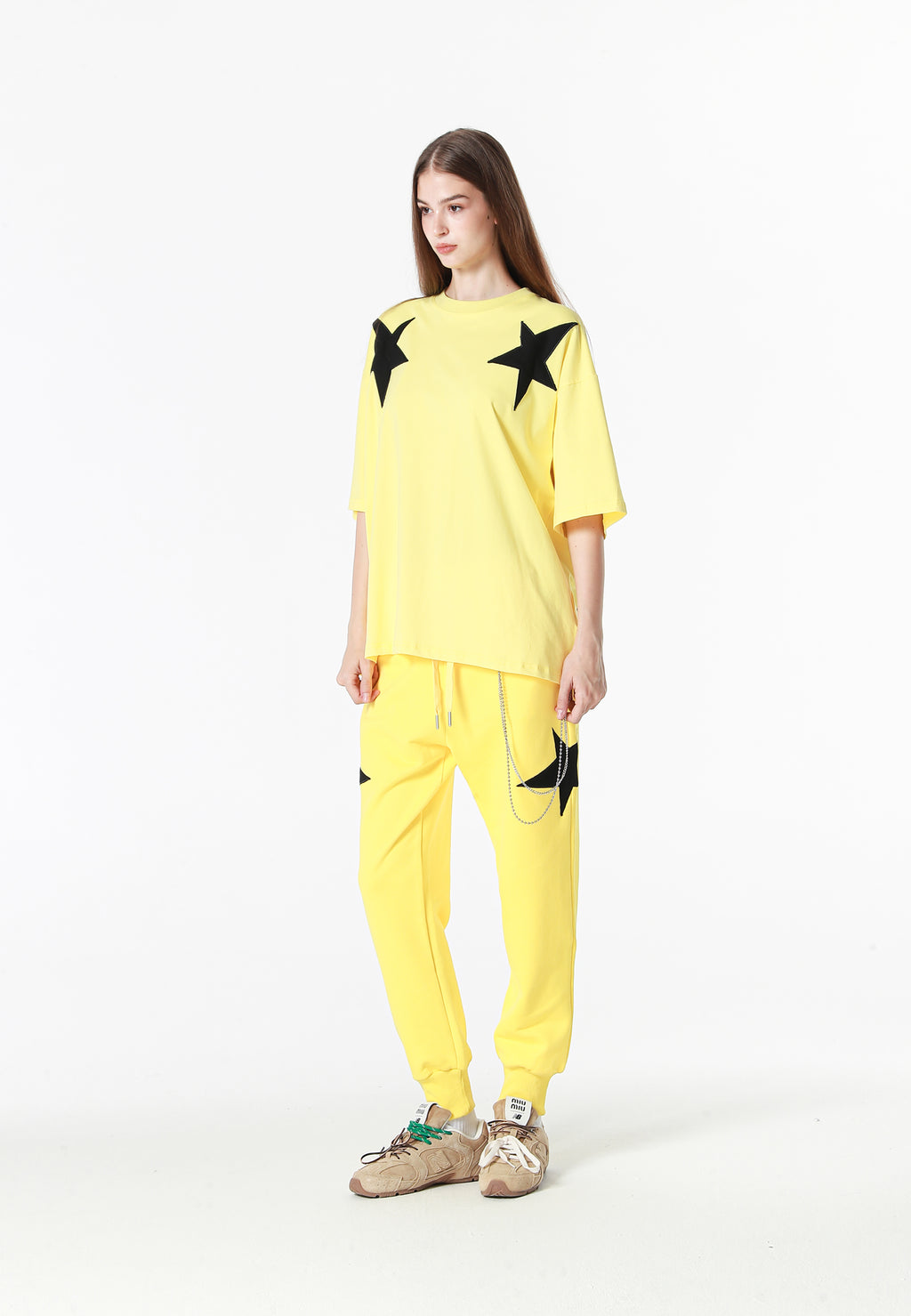 Pantalón jogger Wings con parches de estrellas y cadena lateral | MWM [PS_COLORS:YELLOW]