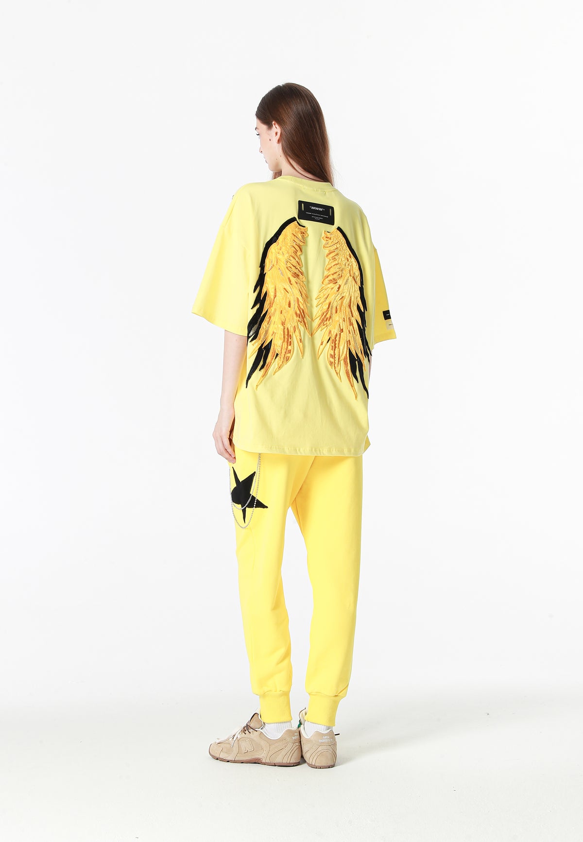Pantalón jogger Wings con parches de estrellas y cadena lateral | MWM [PS_COLORS:YELLOW]