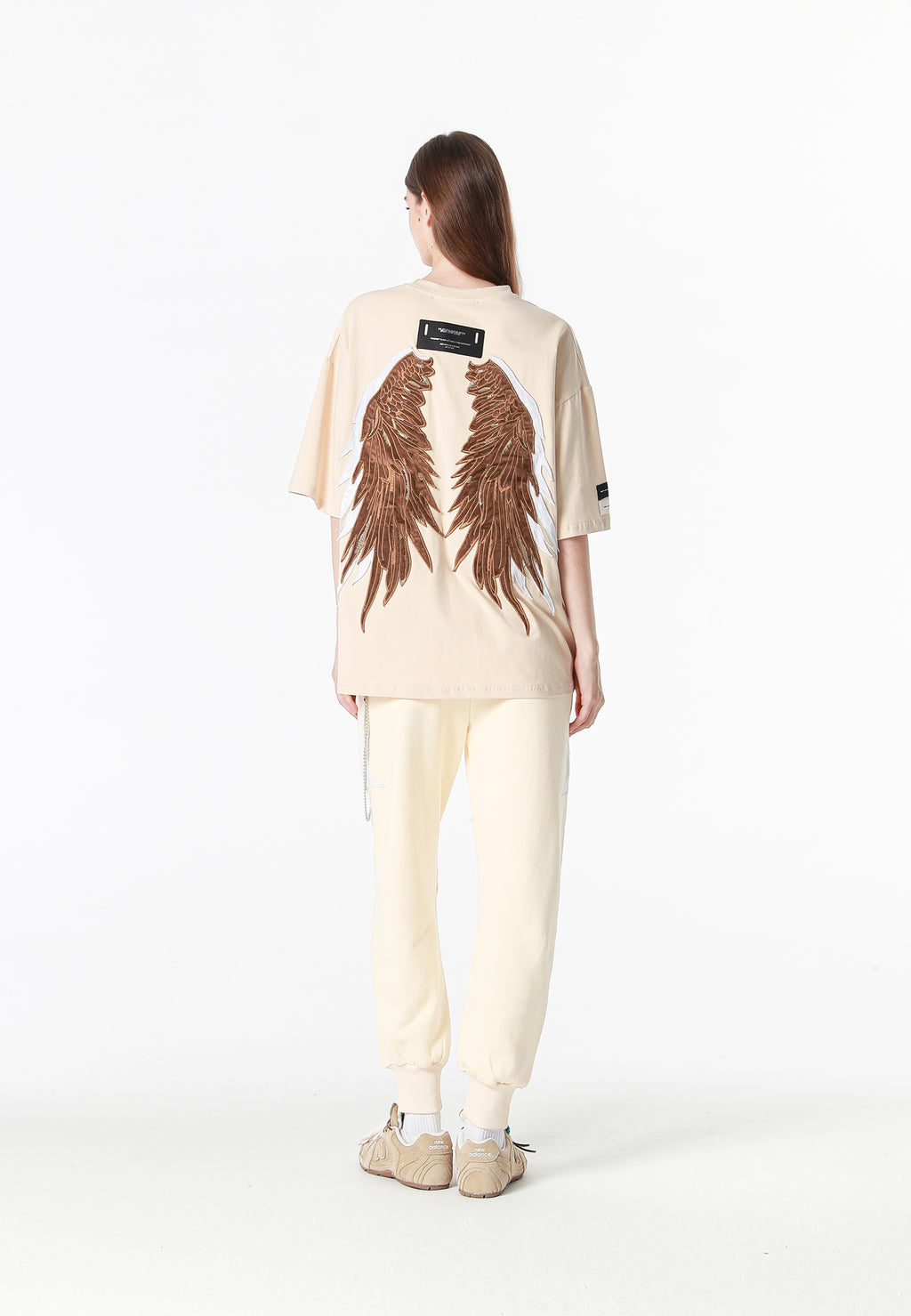 Camiseta Wings de corte relajado con estrellas frontales y doble parche de alas en la espalda | MWM [PS_COLORS:BEIGE]
