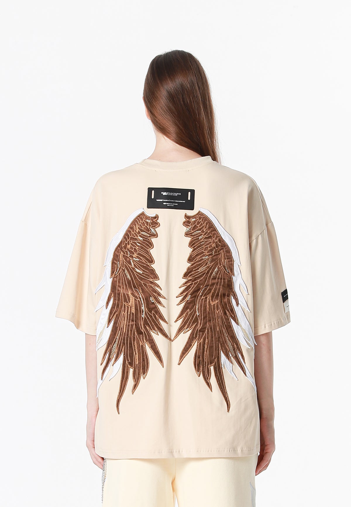 Camiseta Wings de corte relajado con estrellas frontales y doble parche de alas en la espalda | MWM [PS_COLORS:BEIGE]