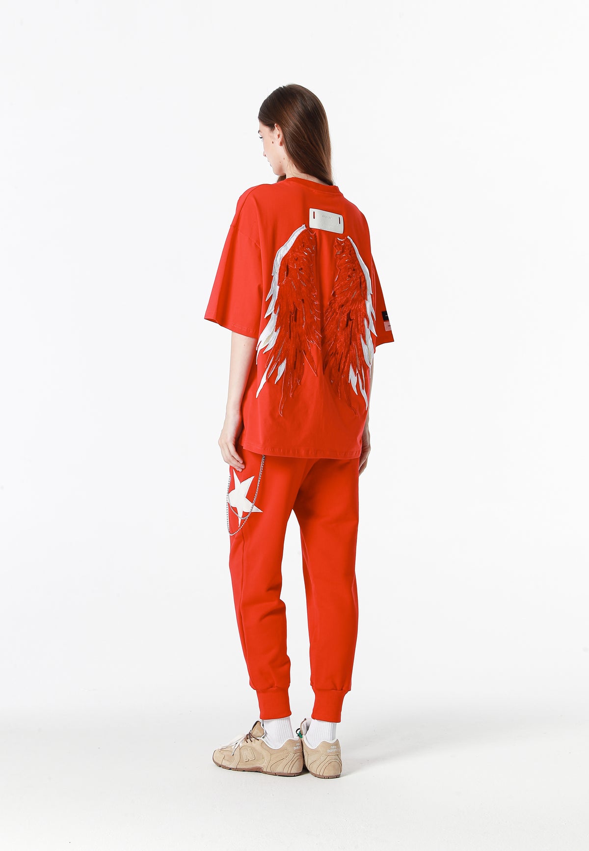 Camiseta Wings de corte relajado con estrellas frontales y doble parche de alas en la espalda | MWM [PS_COLORS:RED]