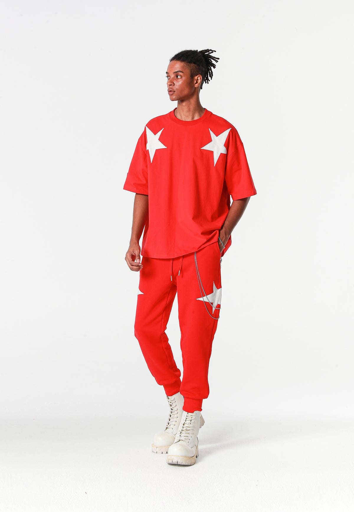 Camiseta Wings de corte relajado con estrellas frontales y doble parche de alas en la espalda | MWM [PS_COLORS:RED]