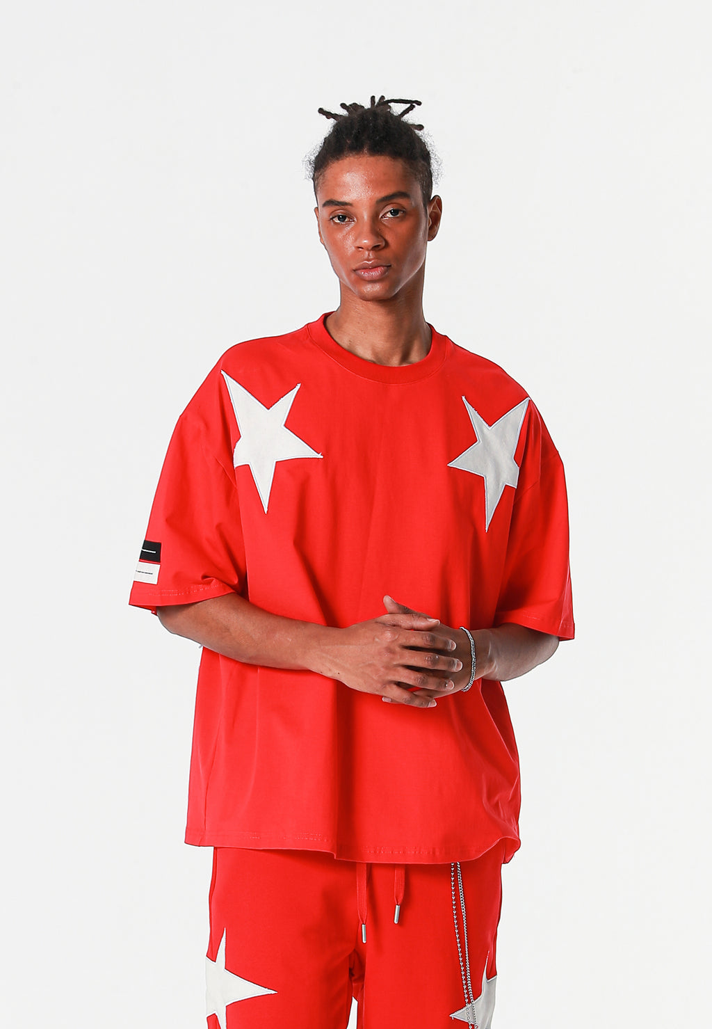 Camiseta Wings de corte relajado con estrellas frontales y doble parche de alas en la espalda | MWM [PS_COLORS:RED]