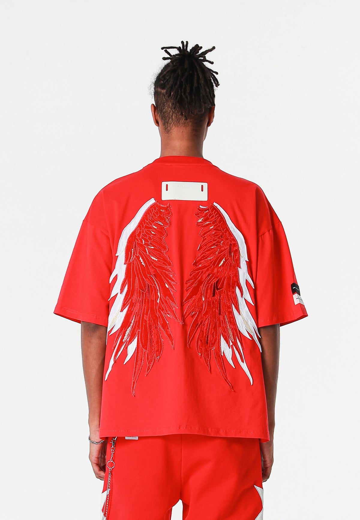 Camiseta Wings de corte relajado con estrellas frontales y doble parche de alas en la espalda | MWM [PS_COLORS:RED]