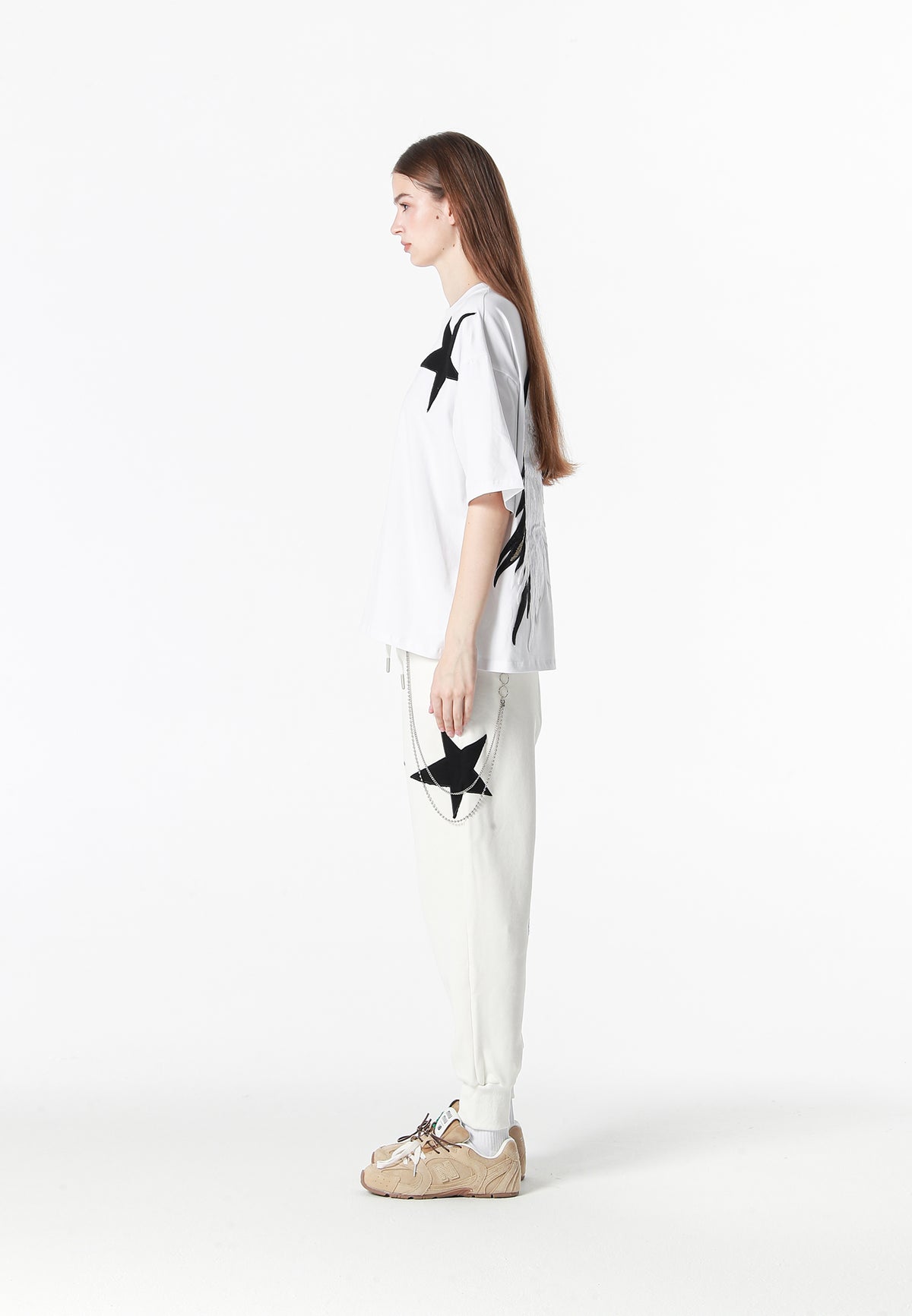 Camiseta Wings de corte relajado con estrellas frontales y doble parche de alas en la espalda | MWM [PS_COLORS:WHITE]