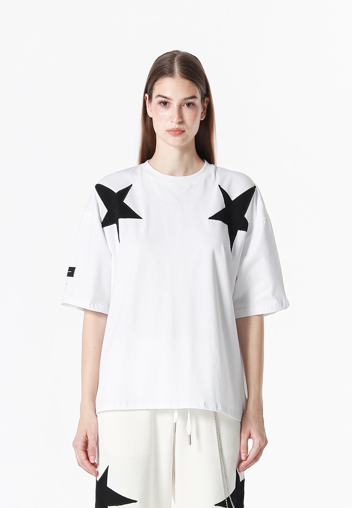 Camiseta Wings de corte relajado con estrellas frontales y doble parche de alas en la espalda | MWM [PS_COLORS:WHITE]