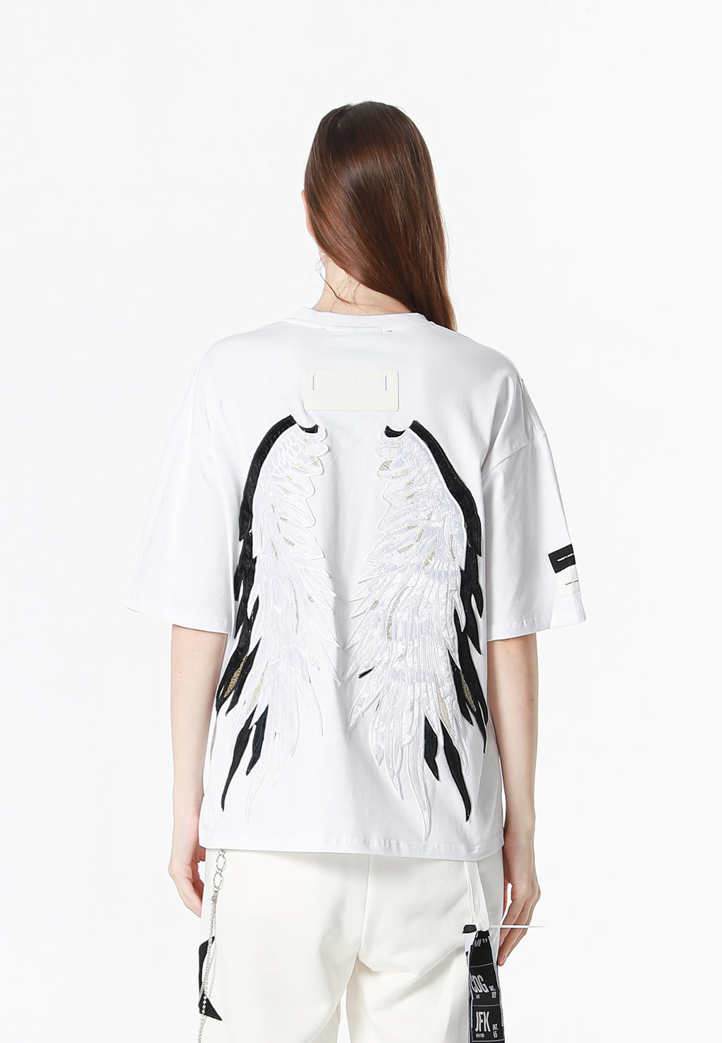 Camiseta Wings de corte relajado con estrellas frontales y doble parche de alas en la espalda | MWM [PS_COLORS:WHITE]